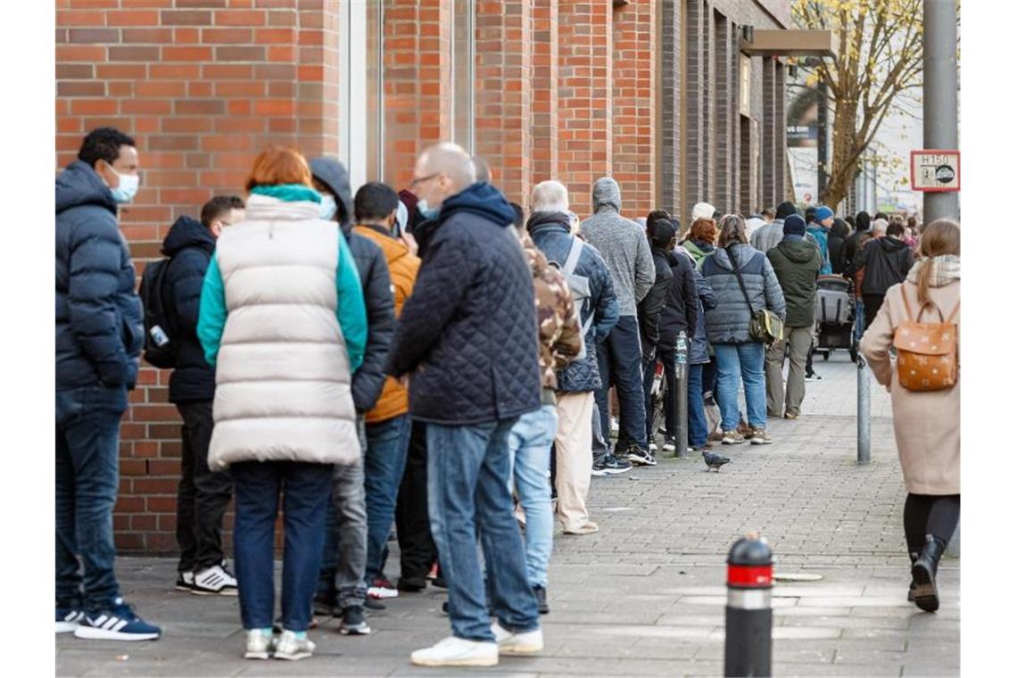 Höchststand: Sieben-Tage-Inzidenz bei 386,5 Eine lange Schlange von Impfwilligen wartet vor einem Impfzentrum in Hamburg. Foto: Markus Scholz/dpa