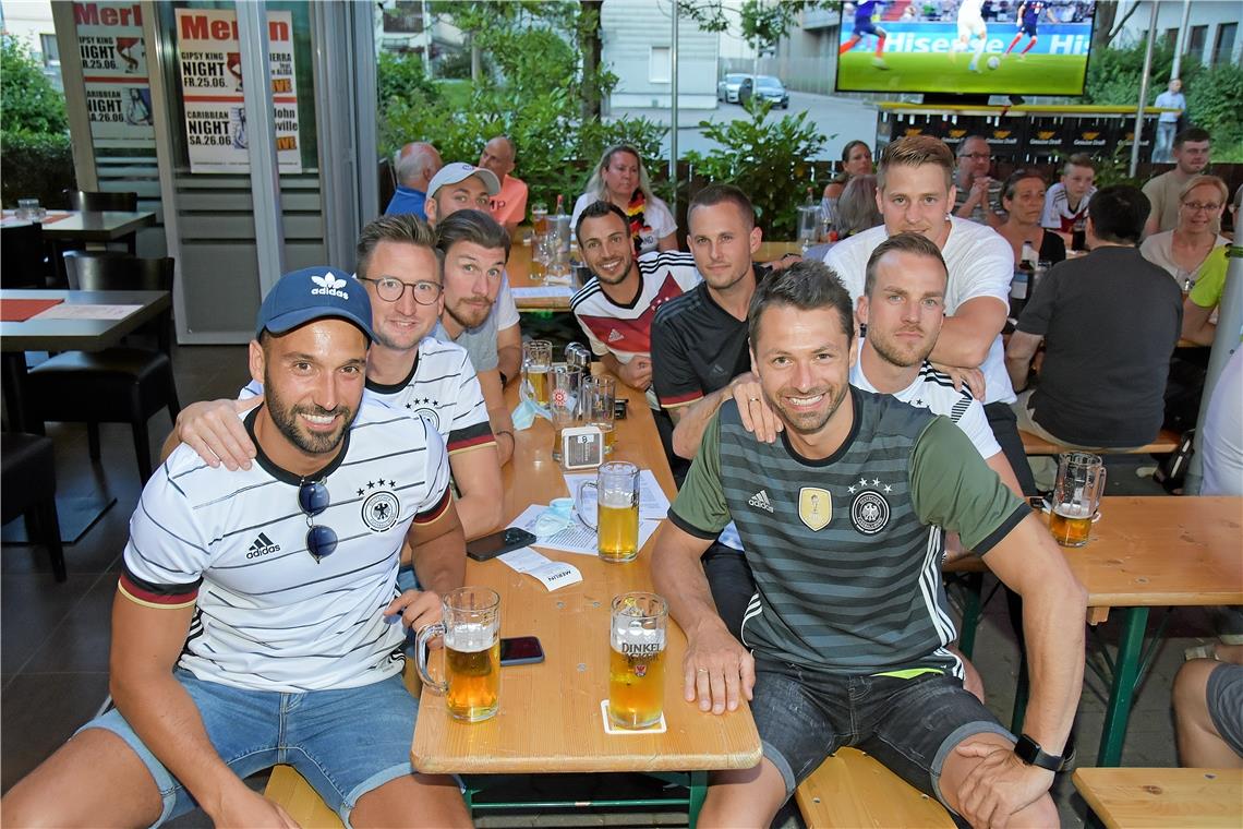 Eine langjährige Clique schaut gemeinsam Fußball, Public Viewing im Merlin beim ...