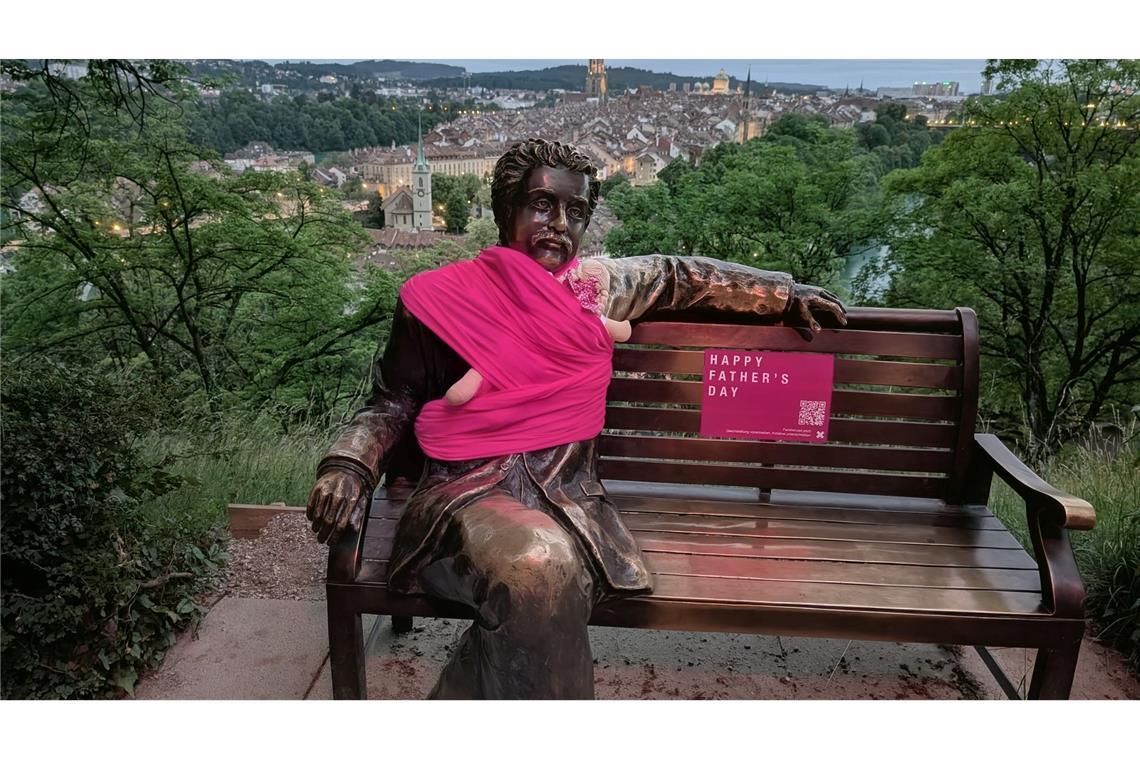 Eine Lanze für "moderne Papis" - Aktion mit pinken Babytragetüchern.