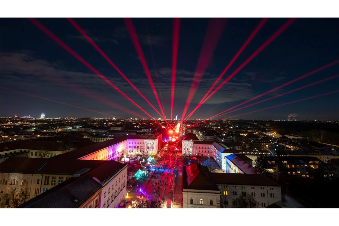 Eine Lasershow auf der Silvestermeile auf der Ludwigstraße in München.