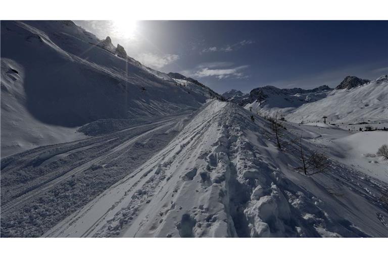 Eine Lawine hat in den französischen Alpen zwei Skifahrer in den Tod gerissen (Archivbild).