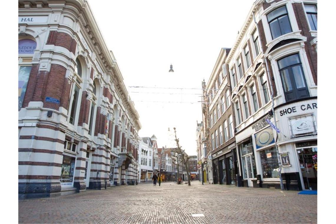 Niederlande will Corona-Maßnahmen offenbar wieder lockern Eine leere Einkaufsstraße in Haarlem. Foto: Sylvia Lederer/XinHua/dpa