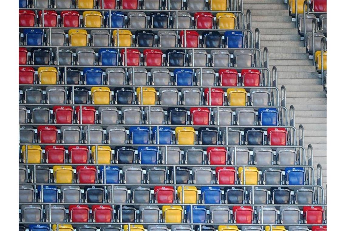 Eine leere Zuschauertribüne in einem Stadion. Foto: picture alliance/dpa/Symbolbild