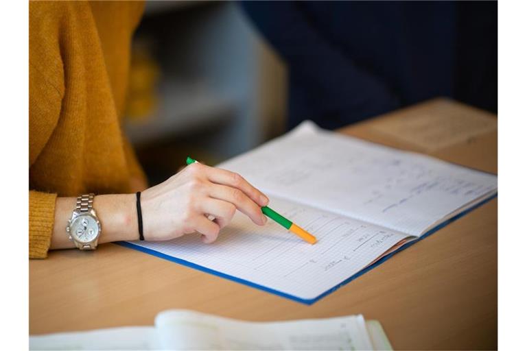 Eine Lehrerin erklärt in einer Grundschule eine Matheaufgabe. Foto: Sebastian Gollnow/dpa