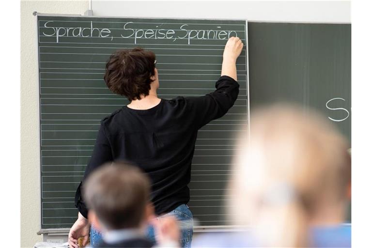 Eine Lehrerin in einer Grundschule. Foto: Sebastian Gollnow/dpa