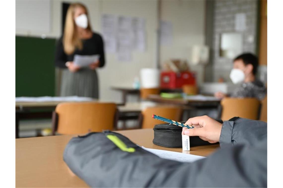 Eine Lehrerin unterrichtet zum Start des Förerprogramms vor dem regulären Schulbeginn Schüler. Foto: Bernd Weißbrod/dpa/Archivbild