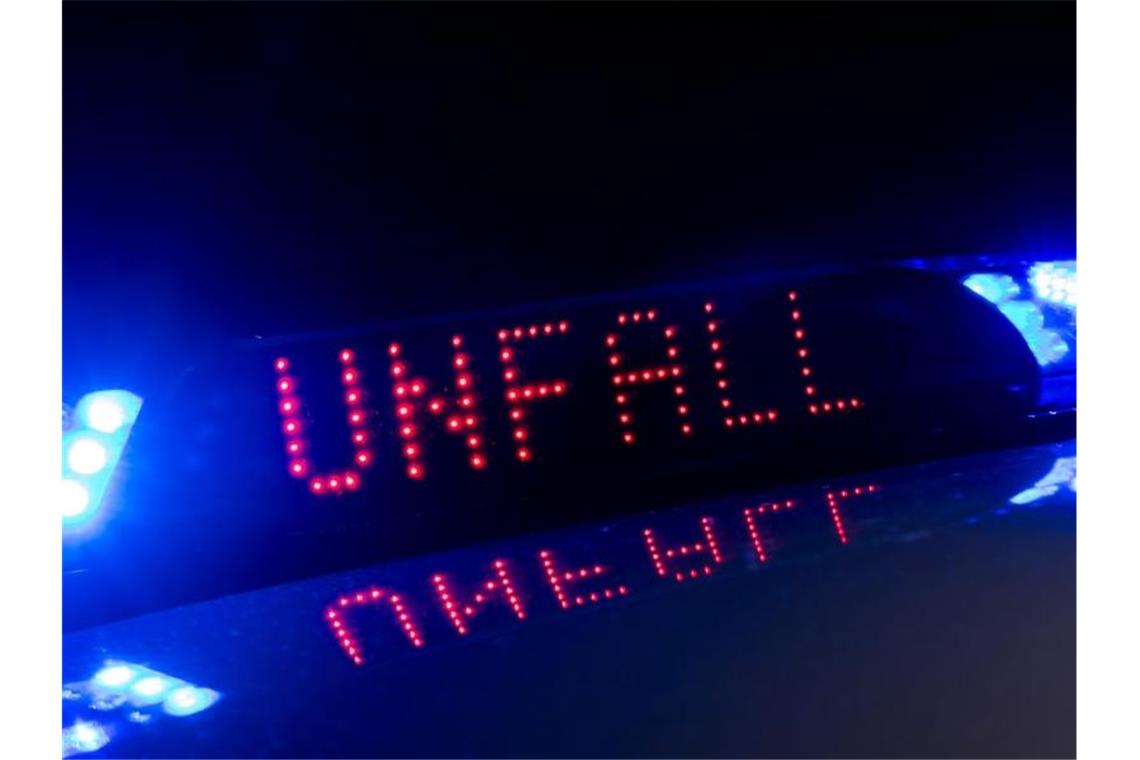 Eine Leuchtschrift zwischen den Blaulichtern auf einem Polizeifahrzeug warnt vor einem Unfall. Foto: Monika Skolimowska/ZB/dpa/Symbolbild