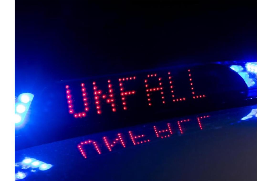 Auto fährt frontal auf Sattelzug auf: zwei Leichtverletzte Eine Leuchtschrift zwischen den Blaulichtern auf einem Polizeifahrzeug warnt vor einem Unfall. Foto: Monika Skolimowska/ZB/dpa/Symbolbild