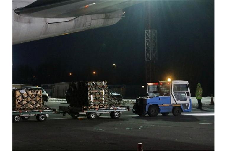 Eine Lieferung militärischer Hilfsgüter der USA an die Ukraine wird am Flughafen-Boryspil transportiert. Foto: -/ukrin/dpa