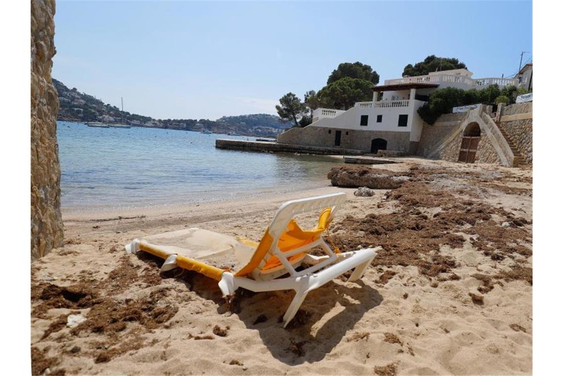 Eine Liege steht auf einem leeren Strand auf Mallorca. Foto: Clara Margais/dpa