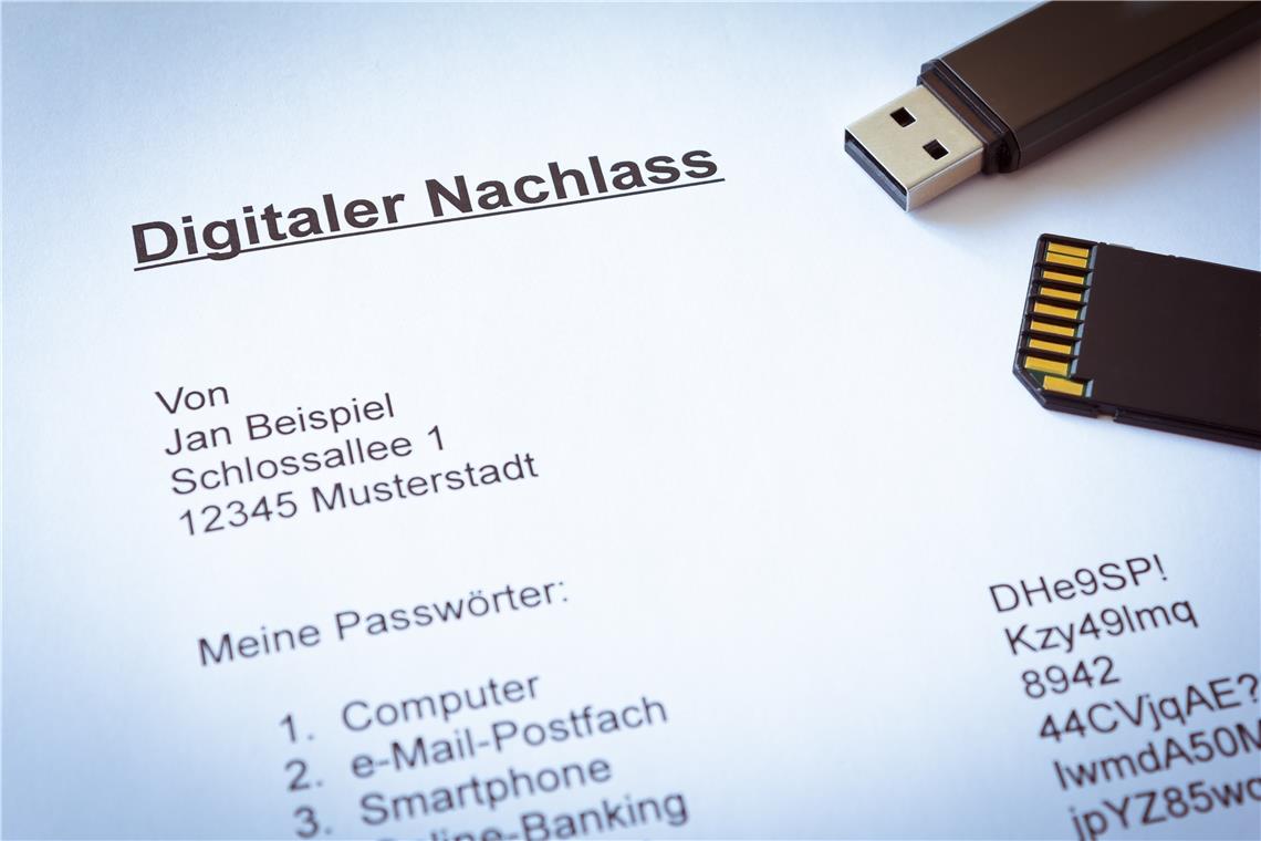 Auch das digitale Erbe sollte geregelt sein Eine Liste mit den Zugangsdaten und Passwörtern macht es den Erben später einfacher. Symbolfoto: Adobe Stock/agenturfotografin