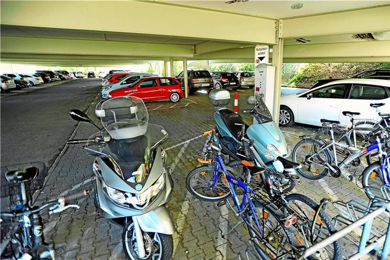 Eine Lösung aus einem Guss strebt der Benninger Bürgermeister für Radboxen an, indem er ein neues Parkhaus am S-Bahnhof bauen will. Foto: W. Kuhnle