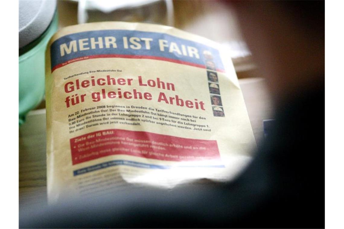 Eine Lohntüte mit der Aufschrift „Gleicher Lohn für gleiche Arbeit“ liegt bei den Tarifverhandlungen auf dem Tisch. Foto: Oliver Kilig/Archiv