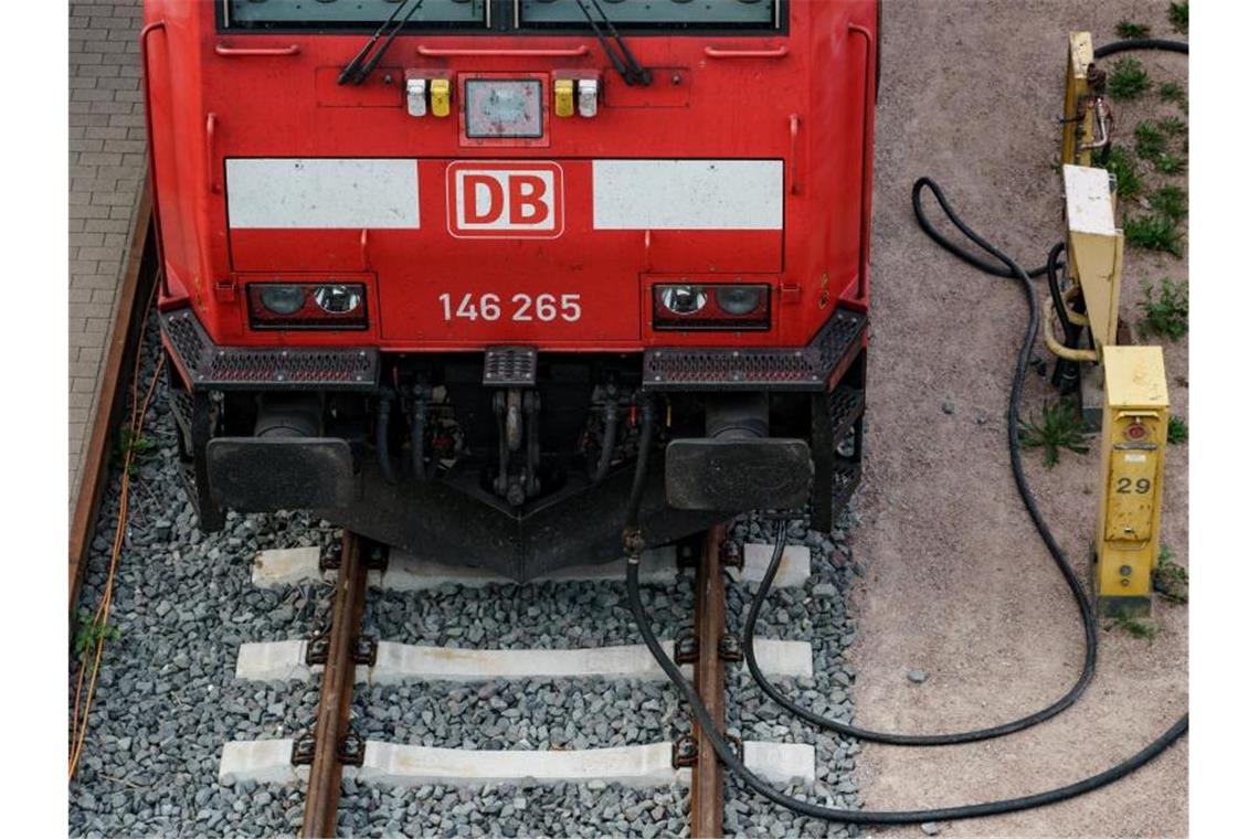 Bahn-Streiks gehen weiter Eine Lokomotive der Deutschen Bahn steht vor dem Kieler Hauptbahnhof auf den Gleisen und ist an Versorgungsleitungen angeschlossen. Foto: Axel Heimken/dpa