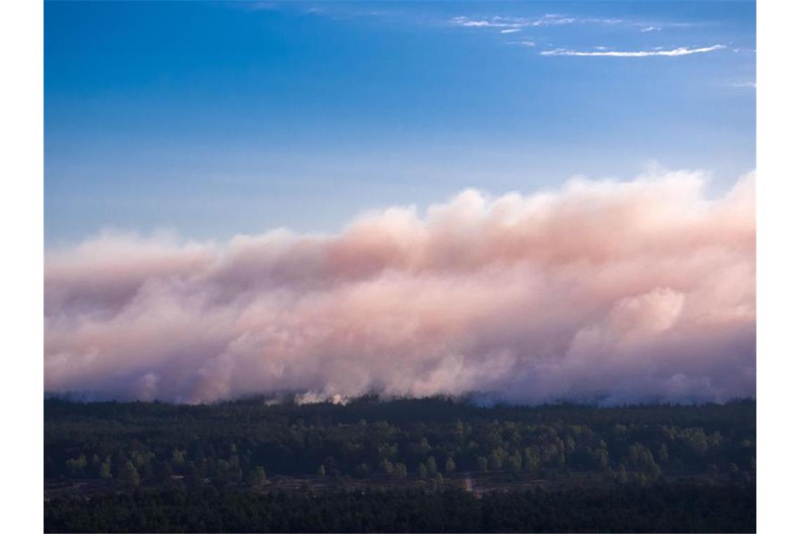 Waldbrand in Mecklenburg-Vorpommern: War es Brandstiftung? Eine Luftaufnahme mit einer Drohne zeigt, wie Rauch in der Nähe von Alt Jabel aus dem Wald aufsteigt. Foto: Jens Büttner