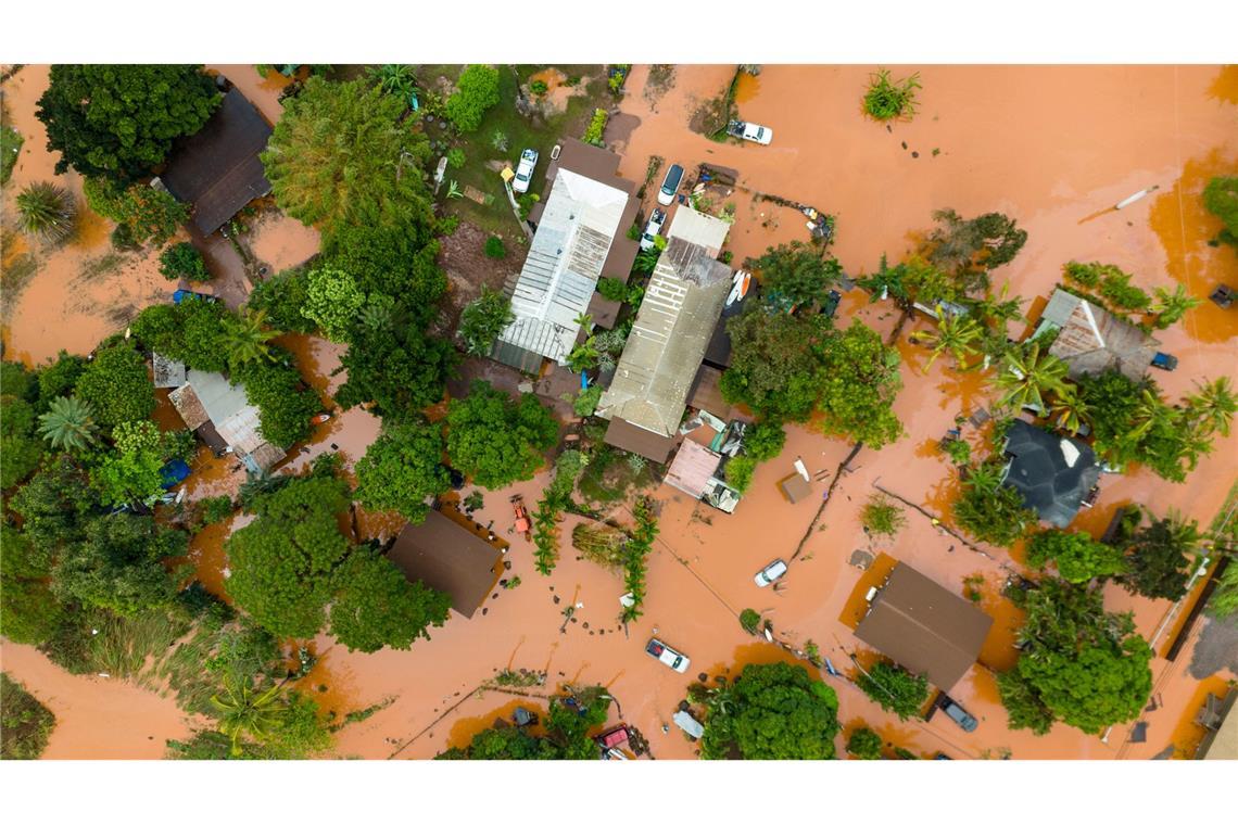 Eine Luftaufnahme zeigt die Überschwemmungen in Waialua auf der Insel Oahu auf Hawaii.