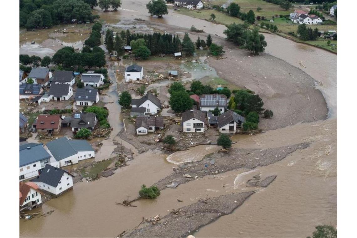 Sieben Monate nach der Flut: Wiederaufbaubericht vorgelegt Eine Luftaufnahme zeigt die Zerstörungen an der Ahr. Foto: Boris Roessler/dpa/Archivbild