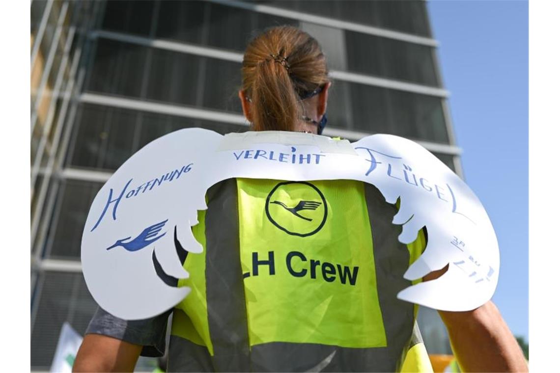 Lufthansa-Aktionäre stimmen Staatseinstieg zu Eine Lufthansa-Mitarbeiterin hat Engelsflügel mit der Aufschrift „Hoffnung verleiht Flügel“ gebastelt. Foto: Arne Dedert/dpa
