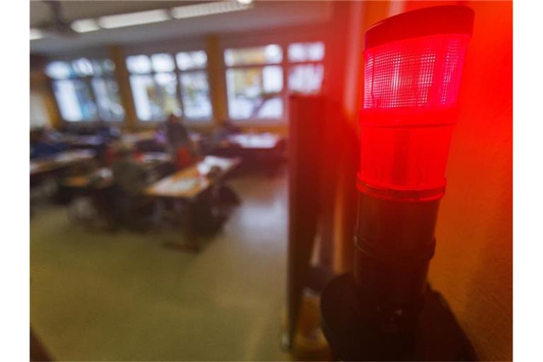 Eine Luftqualitätsampel in einem Klassenzimmer zeigt die Farbe rot. Foto: Philipp von Ditfurth/dpa/Symbolbild
