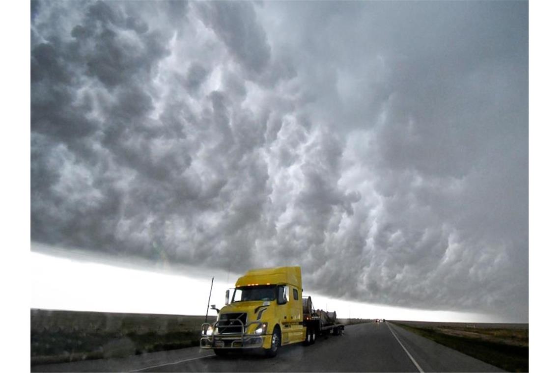 Eine mächtige Gewitterwolke taucht die Straße bei Chivington im US-Bundesstaat Colorado in unwirkliches Licht: Foto. Gene Blevins/ZUMA Wire Foto: Gene Blevins