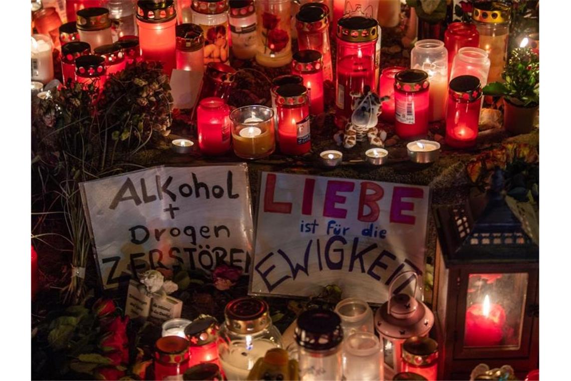 Eine Mahnwache für den bei dem Raserunfall getöteten 14-Jährigen in München. Foto: Lino Mirgeler/dpa