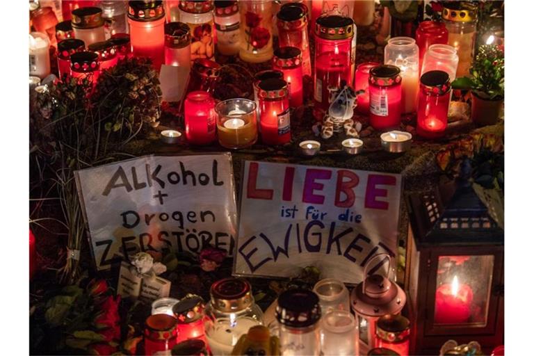 Eine Mahnwache für den bei dem Raserunfall getöteten 14-Jährigen in München. Foto: Lino Mirgeler/dpa