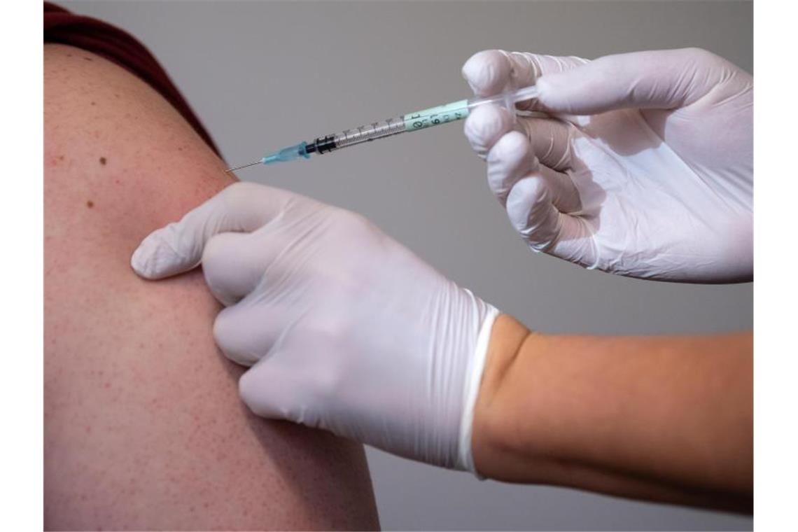 Rund 1800 Menschen erhalten abgelaufenen Biontech-Impfstoff Eine Mann bekommt eine Impfung gegen das Coronavirus (Symbolbild). Foto: Sven Hoppe/dpa