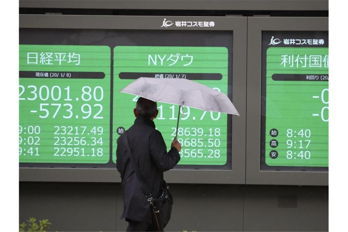 Eine Mann betrachtet eine elektronische Anzeigetafel in Tokio, auf der die Börsenwerte angezeigt werden. Foto: Koji Sasahara/AP/dpa