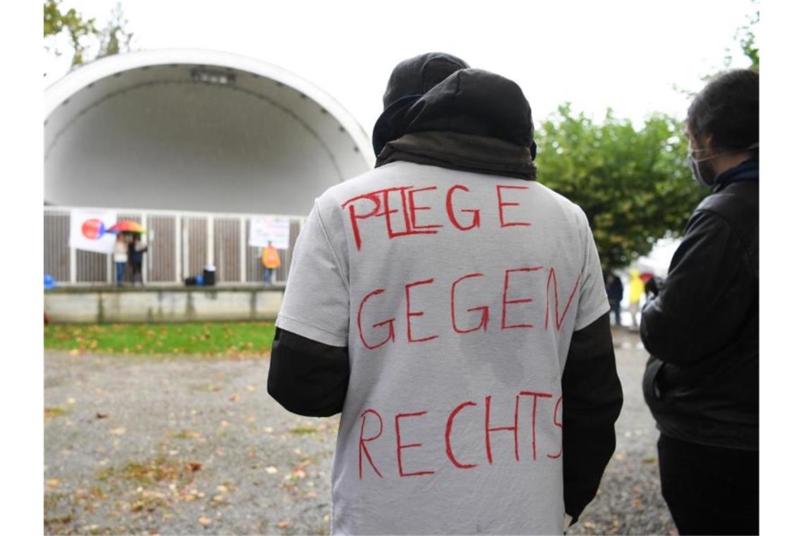 Menschenkette am Bodensee: Tausende demonstrieren friedlich Eine Mann trägt ein T-Shirt mit der Aufschrift: "Pflege gegen Rechts". Foto: Felix Kästle/dpa
