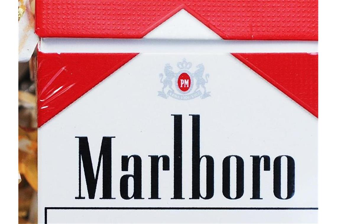 Eine Marlboro-Zigarettenschachtel: Eine Fusion hätte zwei alte Bekannte wieder vereint: Die vor allem für die Zigarettenmarke Marlboro bekannten Unternehmen gehörten bereits bis 2008 zusammen. Foto: Jens Kalaene