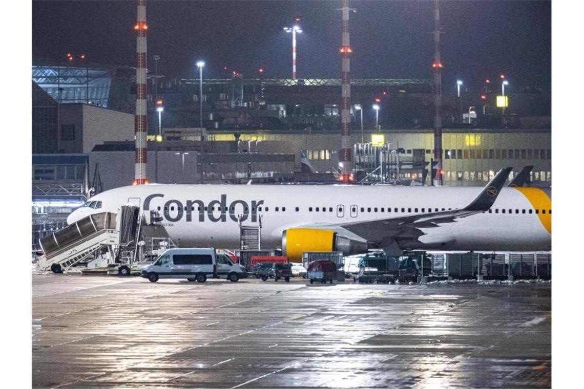 Ferienflieger Condor braucht frisches Geld Eine Maschine der Fluggesellschaft Condor parkt auf dem Vorfeld des Düsseldorfer Flughafens. Foto: Marcel Kusch/dpa/Archivbild