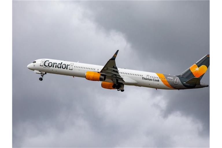 Eine Maschine der Fluggesellschaft Condor startet am Düsseldorfer Flughafen. Foto: Marcel Kusch/dpa