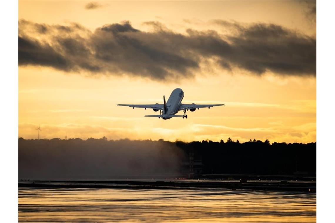 Eine Maschine der Fluggesellschaft Lufthansa startet bei regennasser Startbahn vom Flughafen Frankfurt (FRA) aus. Foto: Andreas Arnold/dpa