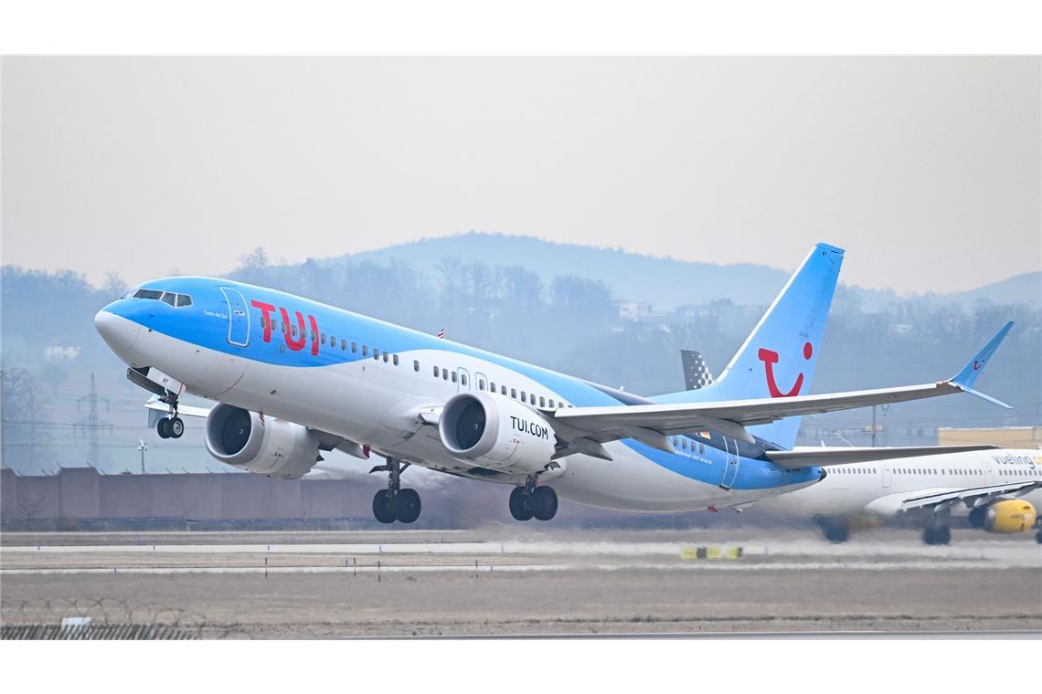Tui-Chef Ebel setzt weiter auf Reisebüros Eine Maschine der Fluggesellschaft Tui beim Start auf dem Flughafen Stuttgart