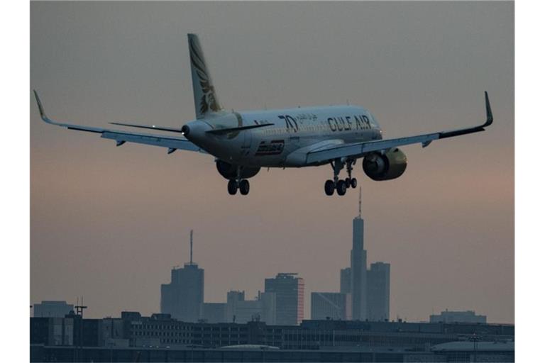 Eine Maschine der Gulf Air setzt am Morgen auf dem Flughafen Frankfurt zur Landung an. Foto: Boris Roessler/dpa