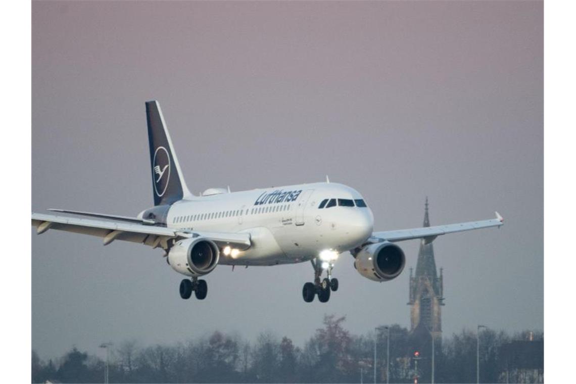 Eine Maschine der Lufthansa landet auf dem Flughafen Stuttgart. Foto: Marijan Murat/dpa/Symbolbild