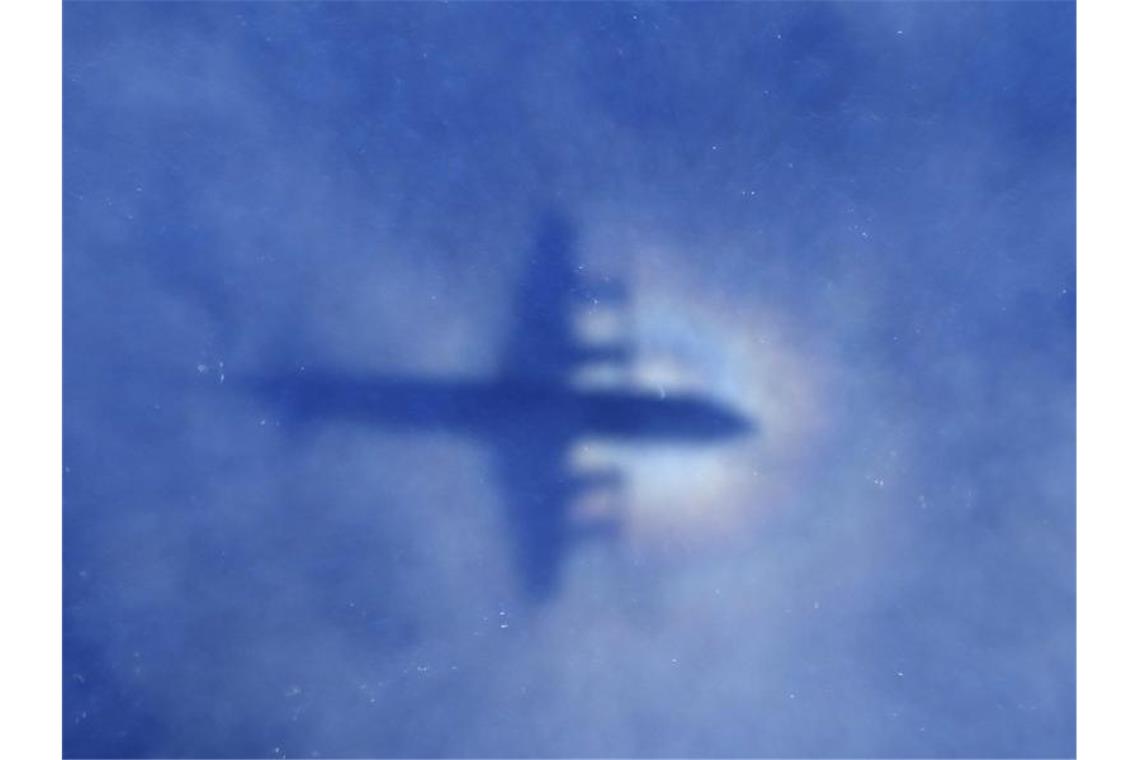 Abschuss oder absichtlicher Crash? - MH370 gibt Rätsel auf Eine Maschine der Royal New Zealand Air Force P3 Orion sucht nach der vermissten Maschine des Flugs MH370 der Malaysia Airlines. Foto: ROB GRIFFITH/EPA pool/dpa