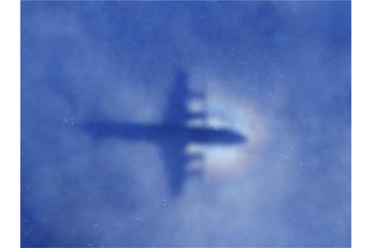 Eine Maschine der Royal New Zealand Air Force P3 Orion sucht nach der vermissten Maschine des Flugs MH370 der Malaysia Airlines. Foto: ROB GRIFFITH/EPA pool/dpa