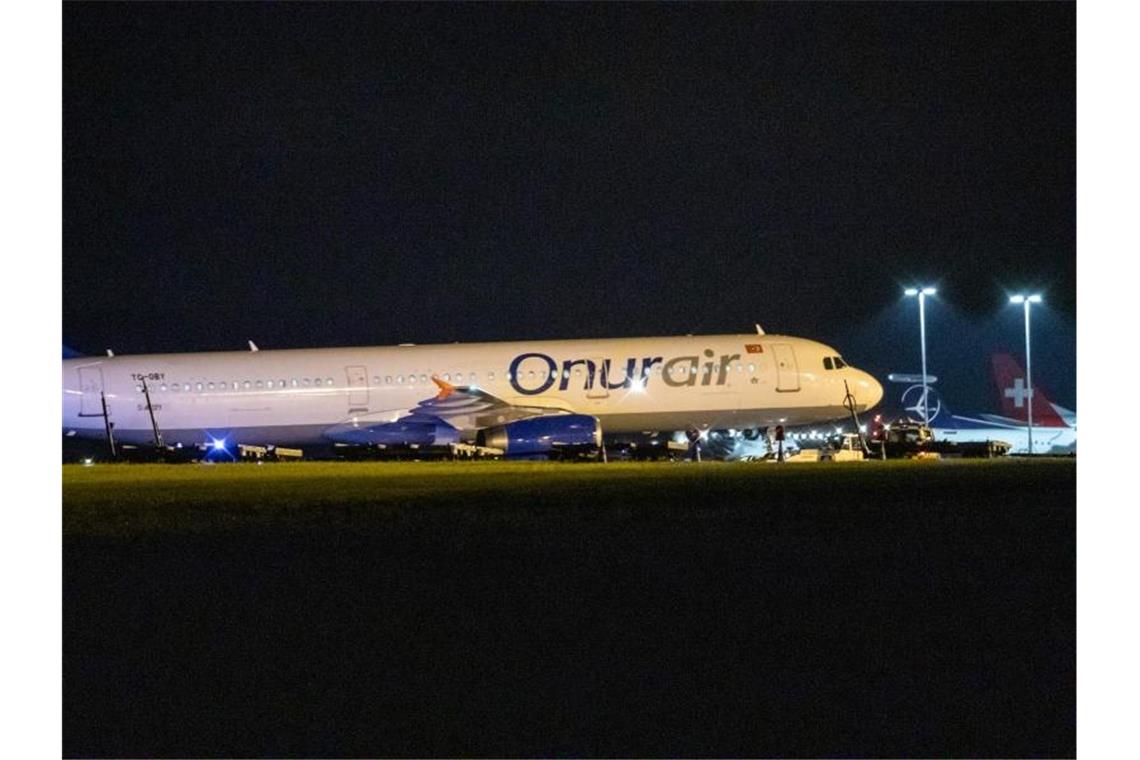 Eine Maschine der türkischen Fluggesellschaft Onur Air war am Nürnberger Flughafen nach der Landung vom Rollfeld abgekommen. Foto: Andreas Eberlein/dpa