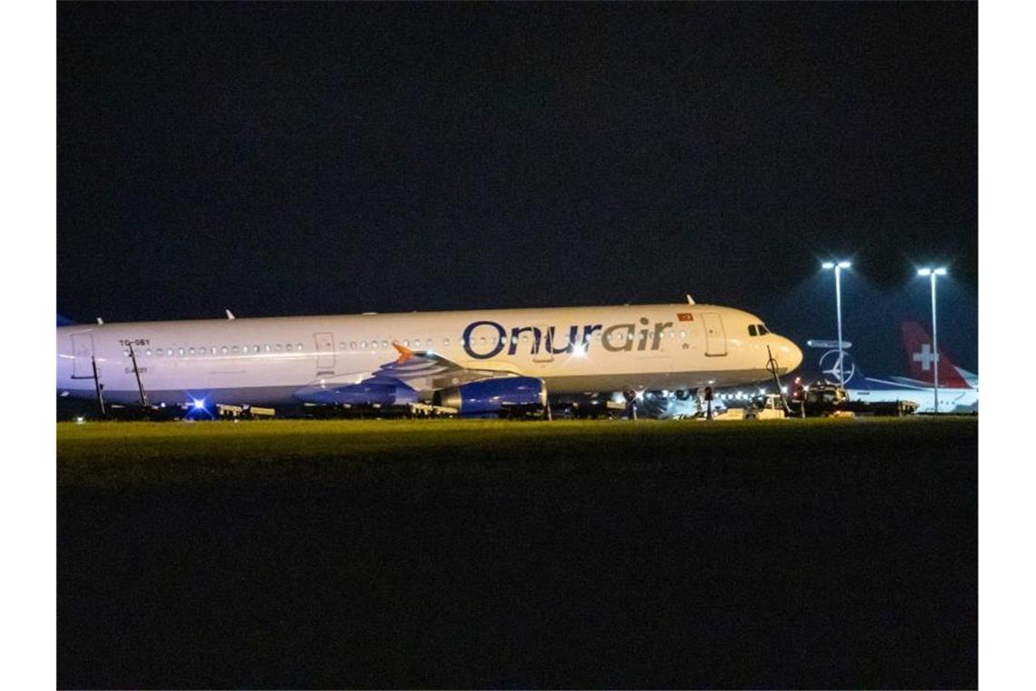 Flugzeug kommt auf Flughafen Nürnberg von Rollfeld ab Eine Maschine der türkischen Fluggesellschaft Onur Air war am Nürnberger Flughafen nach der Landung vom Rollfeld abgekommen. Foto: Andreas Eberlein/dpa