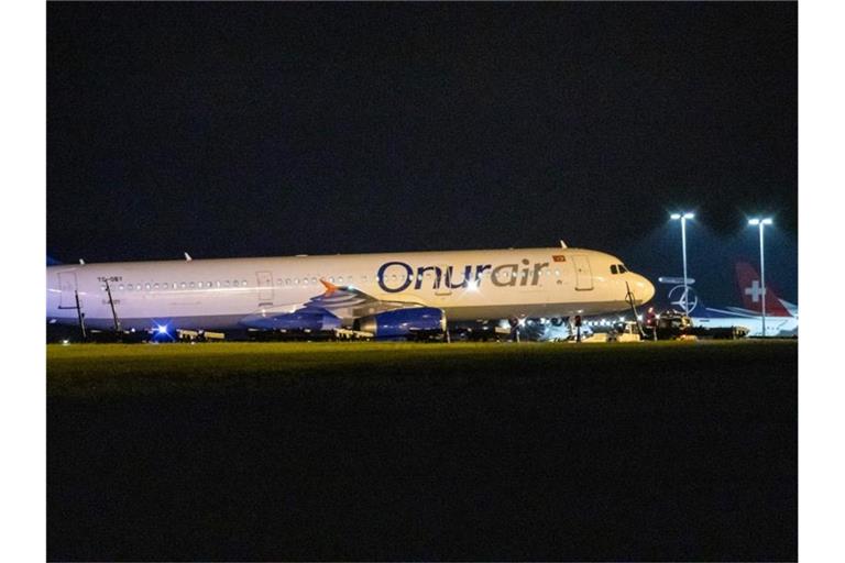 Eine Maschine der türkischen Fluggesellschaft Onur Air war am Nürnberger Flughafen nach der Landung vom Rollfeld abgekommen. Foto: Andreas Eberlein/dpa