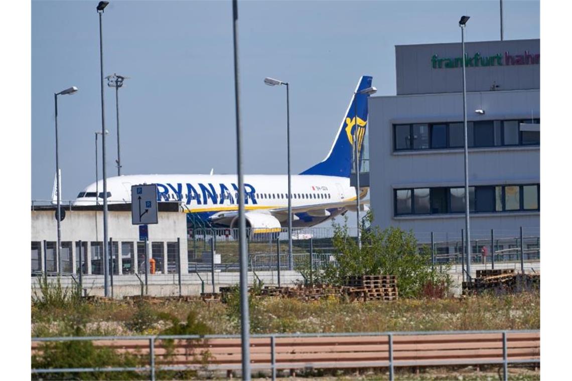 Eine Maschine des irischen Billigfliegers Ryanair steht vor dem Passagierterminal des Flughafens Hahn im Hunsrück. Foto: Thomas Frey/dpa