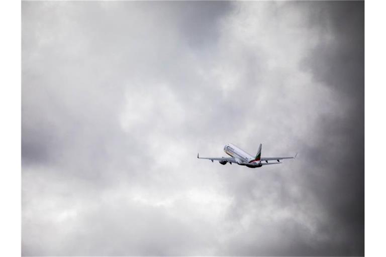 Eine Maschine mit abgeschobenen Menschen an Bord startert in einen grauen Himmel (Archivbild). Foto: Philipp von Ditfurth/dpa
