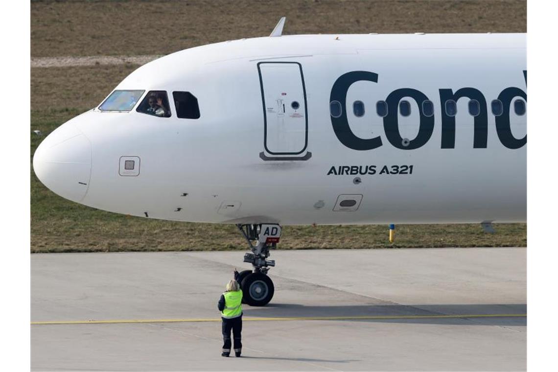 Probleme mit Triebwerk - Ferienflieger muss notlanden Eine Maschine von Condor musste kurz nach dem Start notlanden. Foto: Jan Woitas/dpa-Zentralbild/dpa/Symbolbild