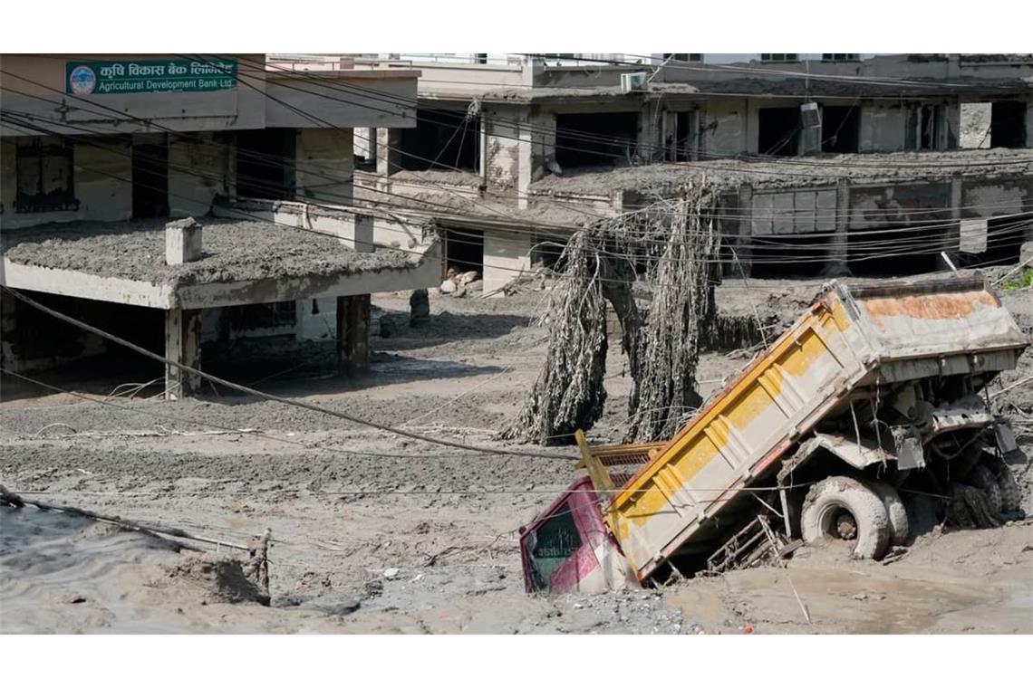 Eine massive Sturzflut in Nepal hat nach Behördenangeben einigen Menschen das Leben gekostet.