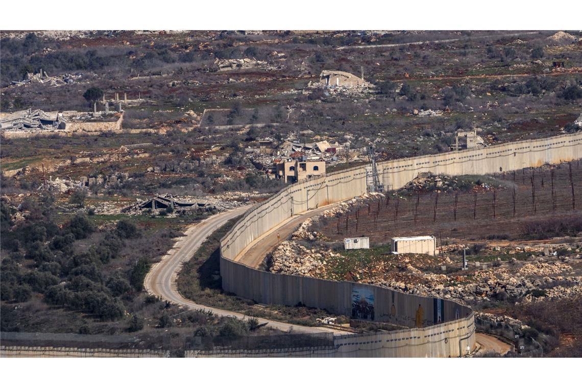Bericht: Israelische Bodentruppen im Libanon vorgedrungen Eine Mauer markiert die israelisch-libanesische Grenze in der Nähe des Dorfes Odaisseh im Südlibanon. Israelische Bodentruppen sollen im Grenzgebiet vorgerückt sein (Archivfoto).