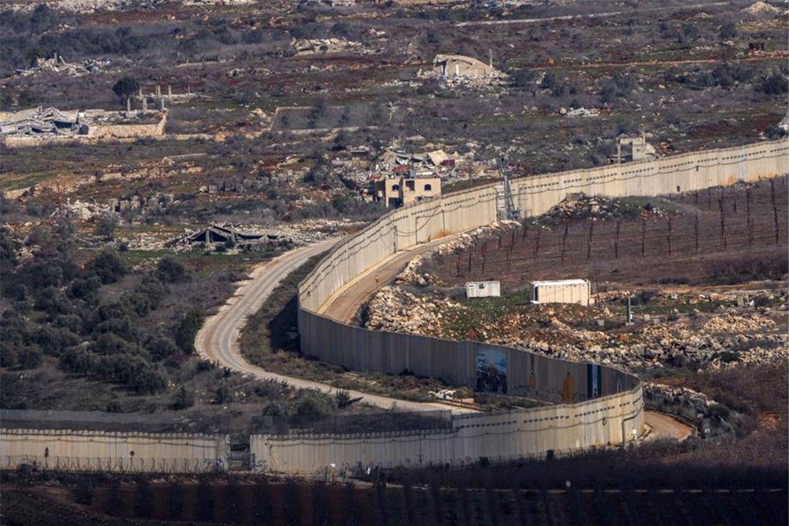 Netanjahu warnt Einwohner der Stadt Gaza: „verschwinden Sie" Eine Mauer markiert die israelisch-libanesische Grenze in der Nähe des Dorfes Odaisseh im Südlibanon.