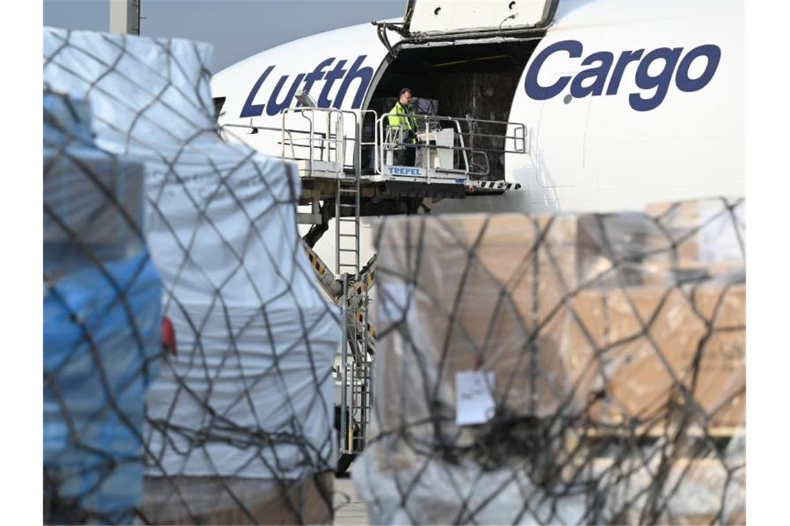 Eine MD-11 der Lufthansa Cargo wird auf dem Vorfeld des Frankfurter Flughafens beladen. Foto: Arne Dedert/dpa/Symbolbild