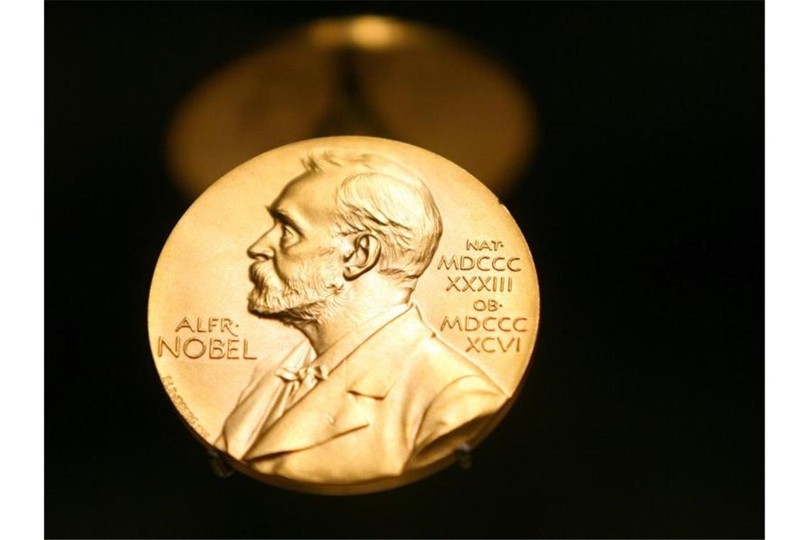 Physik-Nobelpreis für drei Erforscher des Kosmos Eine Medaille mit dem Konterfei von Alfred Nobel. Foto: Kay Nietfeld/dpa