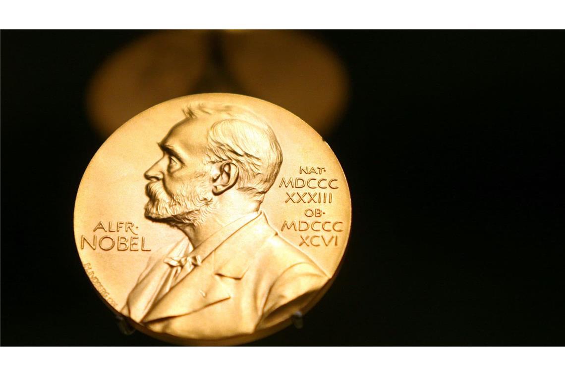Eine Medaille mit dem Konterfei von Alfred Nobel ist im Nobel Museum zu sehen. (zu dpa: «Medizin-Nobelpreis geht an zwei Deutsche»)